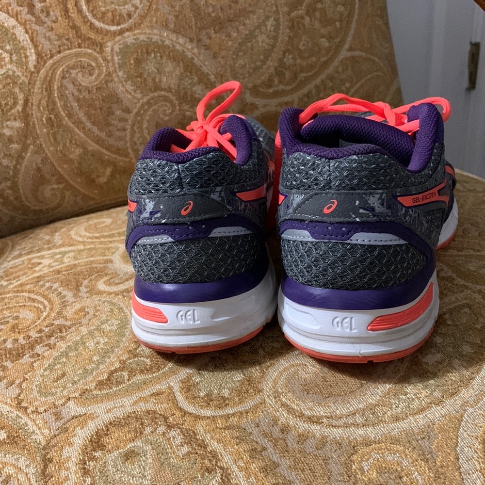 Ladies sneakers.